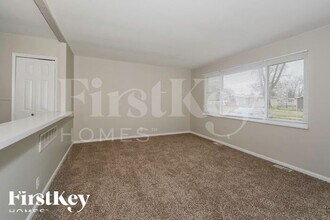 2280 Flight Dr in Florissant, MO - Foto de edificio - Building Photo