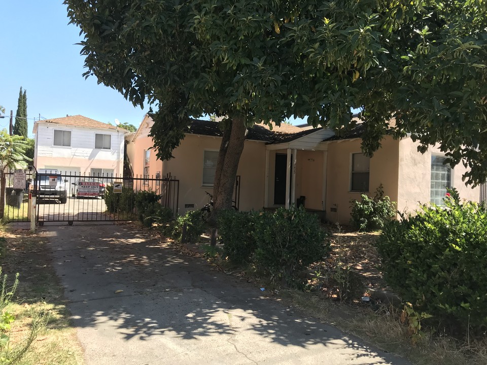 13623 Vanowen St in Van Nuys, CA - Building Photo