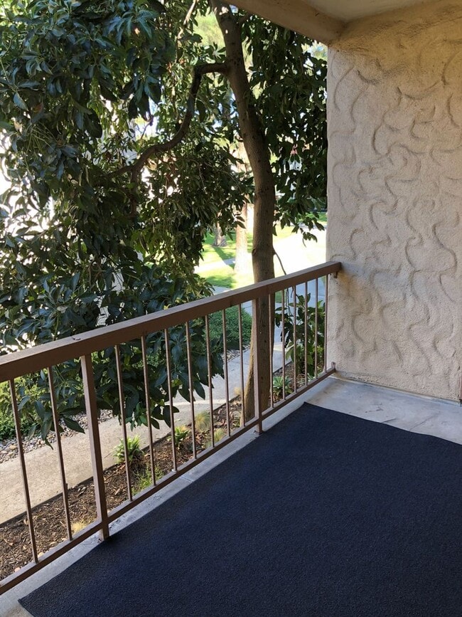 10737 San Diego Mission Rd in San Diego, CA - Foto de edificio - Building Photo