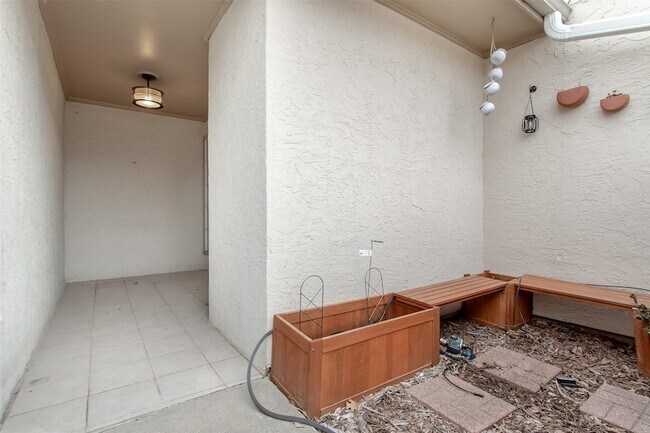 13109 Burninglog Ln in Dallas, TX - Building Photo - Building Photo