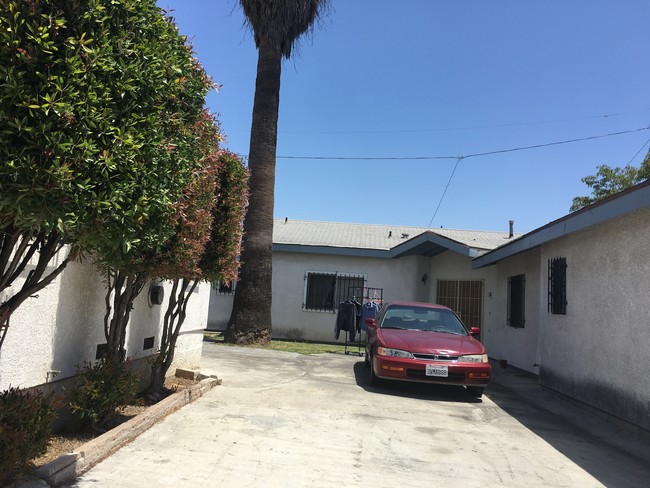 1910 Mozart St in Los Angeles, CA - Foto de edificio - Building Photo