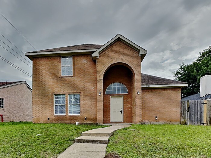2208 Rodney Ln in Balch Springs, TX - Building Photo