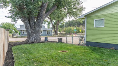 254 E Main St in Hill City, SD - Foto de edificio - Building Photo
