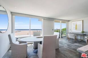 723 Palisades Beach Rd in Santa Monica, CA - Building Photo