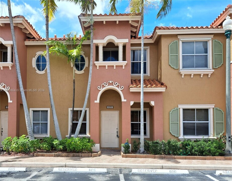 632 SW 107th Ave in Pembroke Pines, FL - Foto de edificio