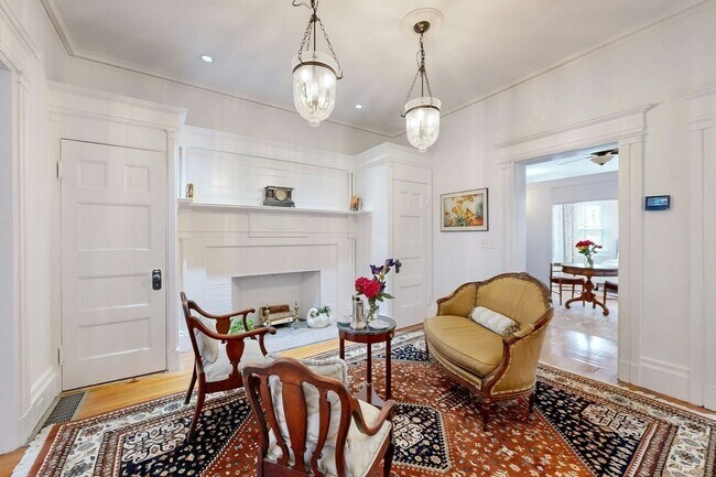 17 Garrison Rd, Unit 1 in Brookline, MA - Building Photo - Building Photo