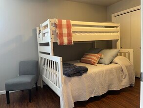 2300 Oakwood Ave in Bentonville, AR - Foto de edificio - Building Photo