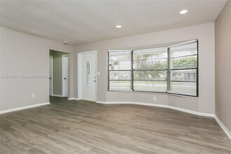5011 NW 17th St in Lauderhill, FL - Building Photo - Building Photo