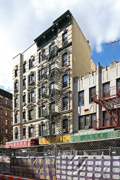 208 Grand St in New York, NY - Building Photo