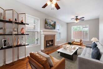 6827 Hollow Hearth Dr in Houston, TX - Building Photo - Building Photo