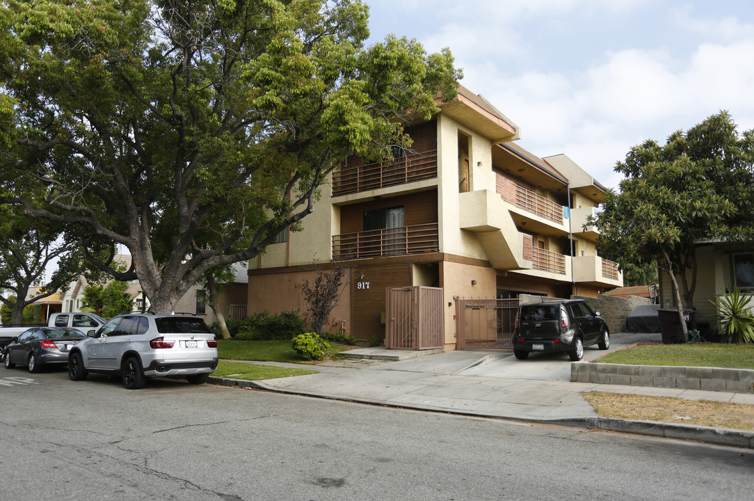 917 E Elk Ave in Glendale, CA - Building Photo