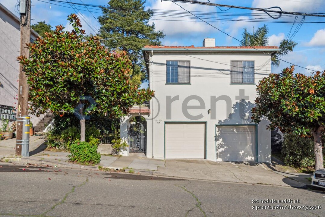 726 E 24th St in Oakland, CA - Building Photo