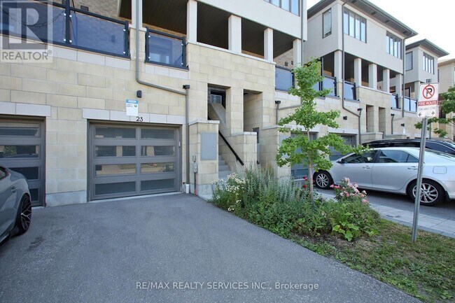 23-23 Donald Fleming Way in Whitby, ON - Building Photo - Building Photo