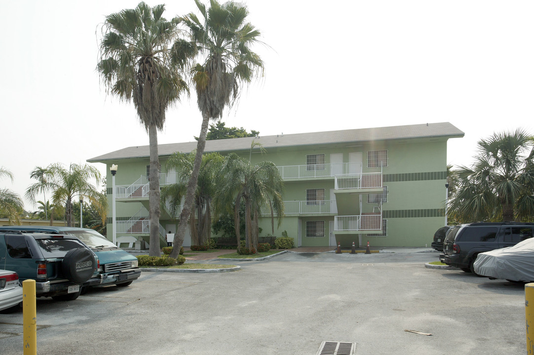 Seaside Apartments in Miami, FL - Building Photo