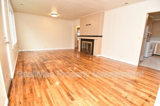 375 W Birch Ct in Roseburg, OR - Building Photo - Building Photo