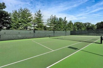 6 Horizon Rd N, Unit 310 in Fort Lee, NJ - Foto de edificio - Building Photo