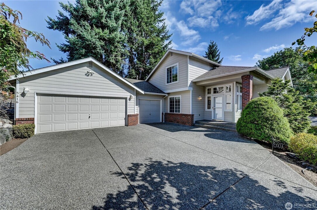 5416 NE 196th St in Lake Forest Park, WA - Building Photo