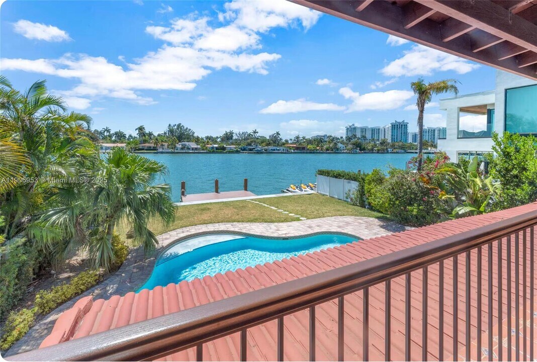 7536 W Treasure Dr in North Bay Village, FL - Foto de edificio