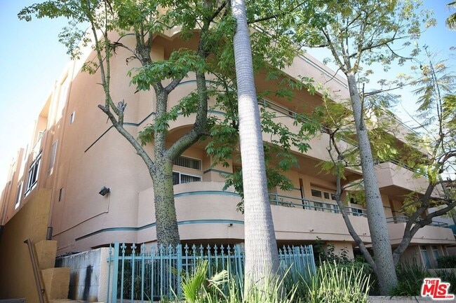 4830 Elmwood Ave in Los Angeles, CA - Building Photo - Building Photo