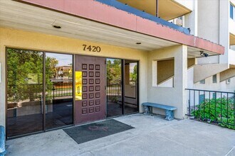 7420 E Quincy Ave, Unit 204 in Denver, CO - Foto de edificio - Building Photo
