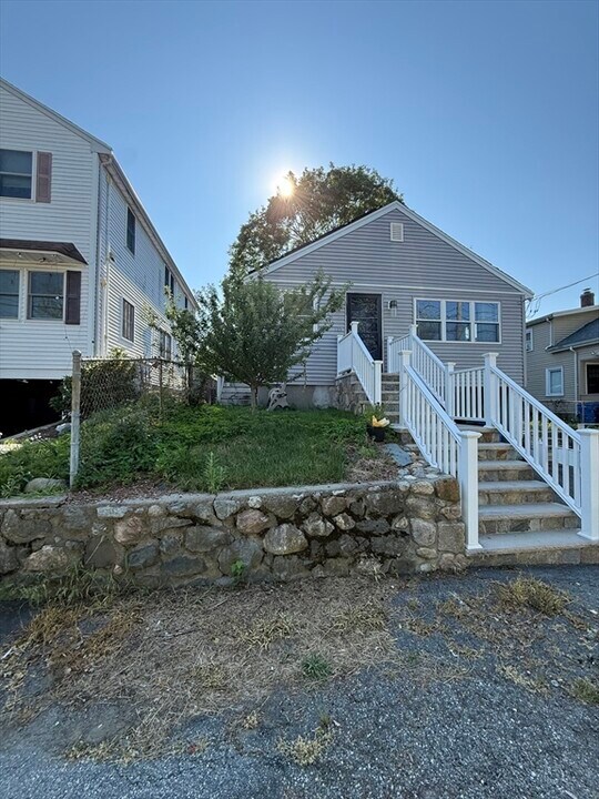 128 Seminole Ave in Waltham, MA - Building Photo