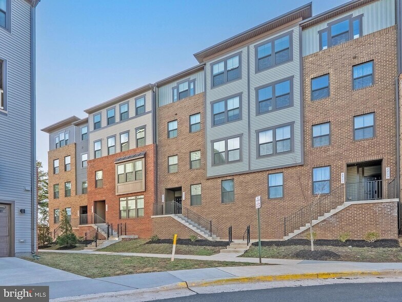 2709 Velocity Rd, Unit 1950 in Herndon, VA - Building Photo