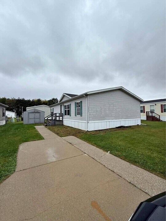 1317 Sugar Tree Blvd in Caro, MI - Foto de edificio