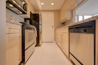 1300 Pacific Blvd in Vancouver, BC - Building Photo - Building Photo