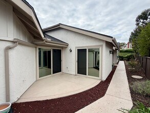 1228 Via Viento Suave in San Marcos, CA - Foto de edificio - Building Photo