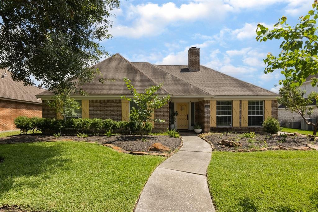 3026 Rushing Brook Dr in Houston, TX - Building Photo