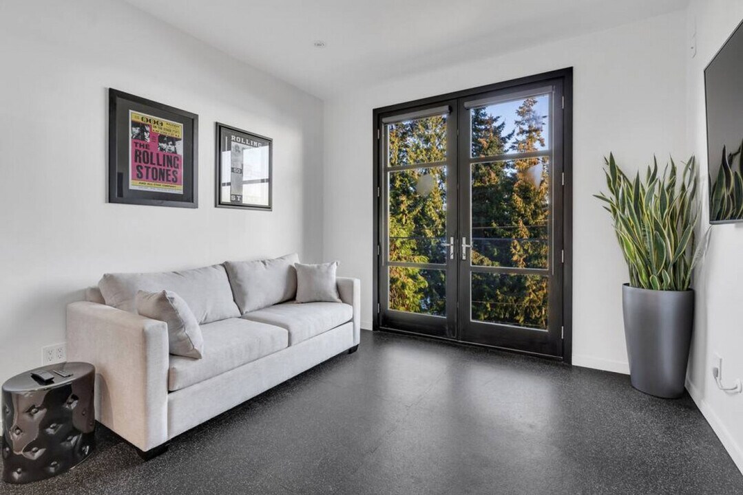 3595 Sunset Ln in West Vancouver, BC - Building Photo