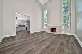 11 Windledge Pl in Spring, TX - Foto de edificio - Building Photo