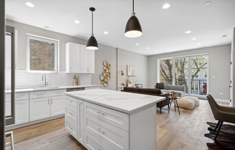 3335 N Sheffield Ave in Chicago, IL - Building Photo - Building Photo