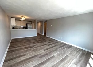 200 Woodlawn Ave, Unit 206 in North Providence, RI - Building Photo - Building Photo