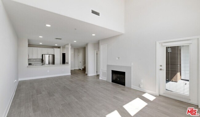 6240 W 3rd St in Los Angeles, CA - Building Photo - Building Photo