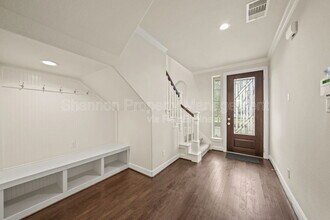 2025 Cambridge Heights Pl in Houston, TX - Building Photo - Building Photo