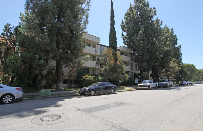 Natick Pines Apartments in Sherman Oaks, CA - Foto de edificio - Building Photo