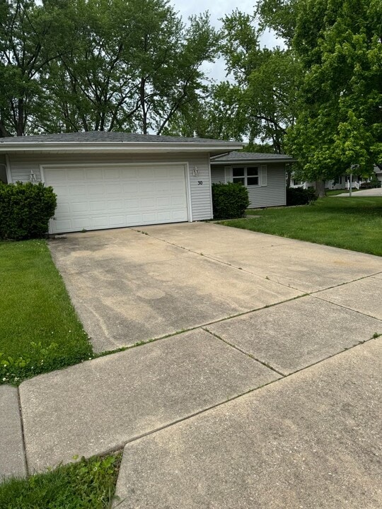 30 Coachlight Ct in Springfield, IL - Building Photo