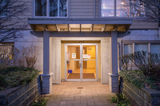 132 20th St in North Vancouver, BC - Building Photo - Building Photo