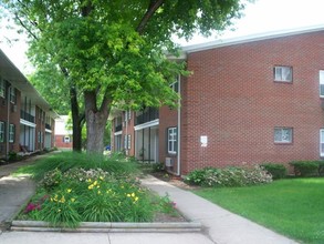 Wilmington House Roscommon Place in Dayton, OH - Foto de edificio - Building Photo