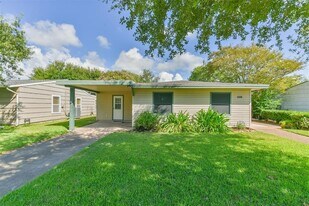 108 Dolphin Ave in Galveston, TX - Building Photo