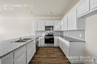 601 Thomas St in Bonham, TX - Building Photo - Building Photo