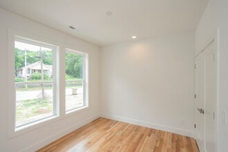 230 Lanier Dr in Madison, TN - Foto de edificio - Building Photo