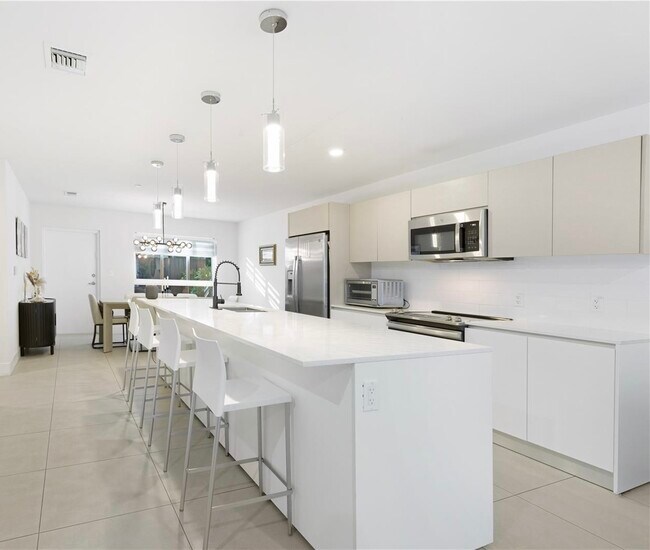 2561 NE 193rd St in Miami, FL - Foto de edificio - Building Photo
