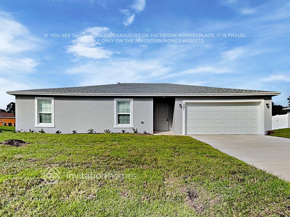1091 SW Macao Ave in Port St. Lucie, FL - Foto de edificio