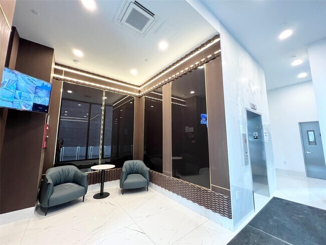 36-21 Prince St in Queens, NY - Foto de edificio - Building Photo