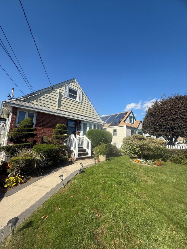 150 E St in Elmont, NY - Building Photo - Building Photo