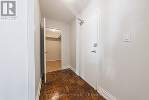 2220 Marine Dr in Oakville, ON - Building Photo