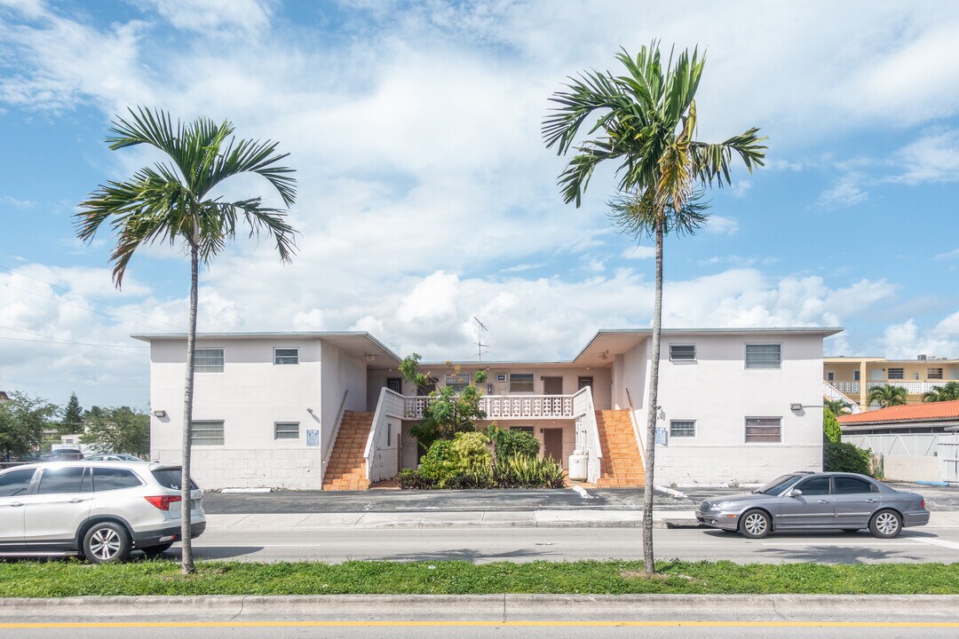 5151 W Flagler St in Coral Gables, FL - Building Photo