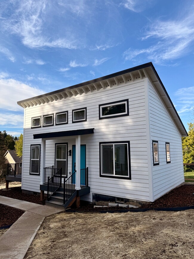 1955 Rainier Ave, Unit Main House - 1955 in Bremerton, WA - Foto de edificio - Building Photo